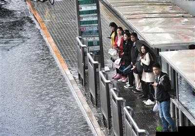 下雨天公交车站避雨 1 技巧：如何保持干爽